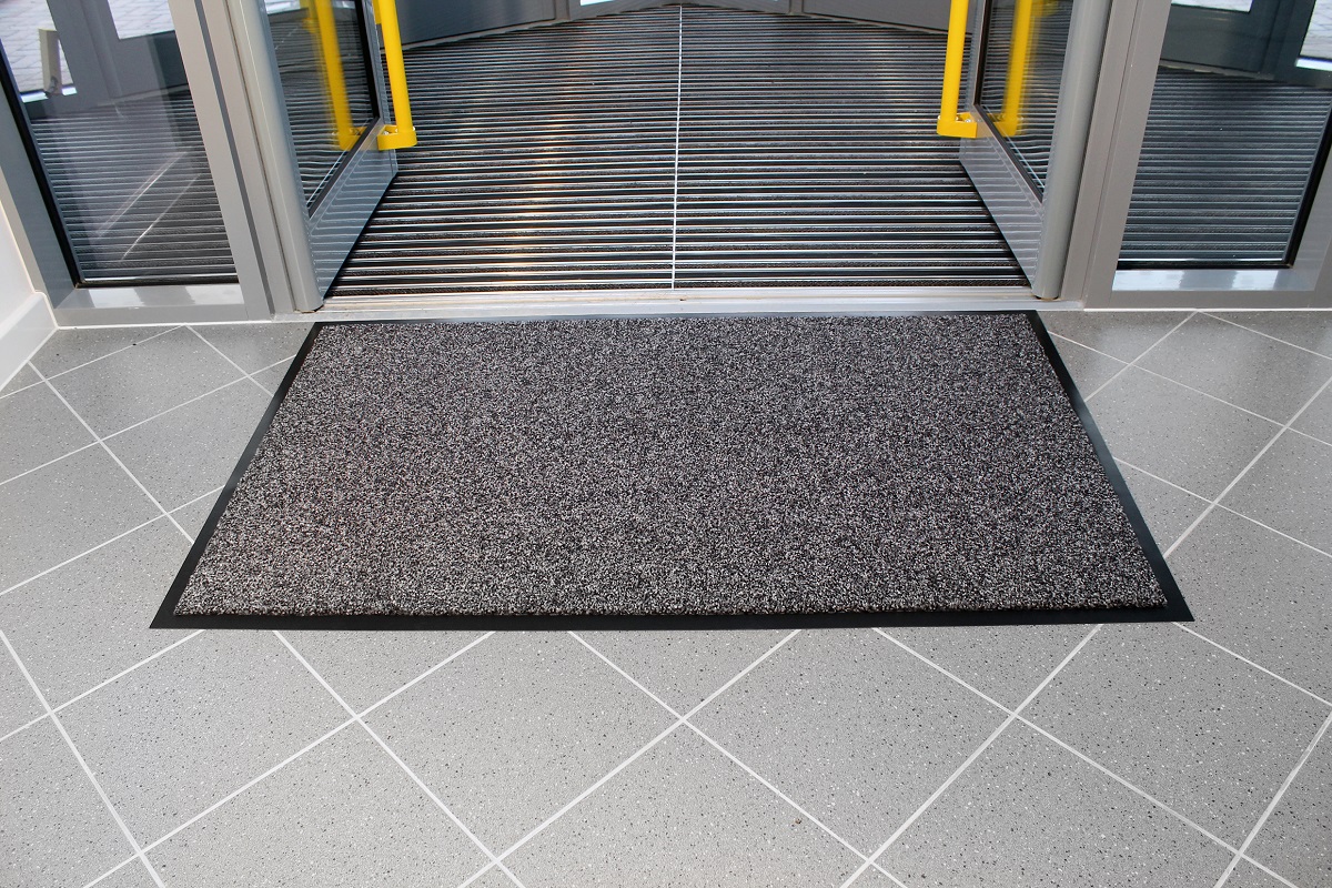 mata wejściowa mata wejściowa do zakładu pracy szara z fazowanymi krawędziami, mata czyszcząca