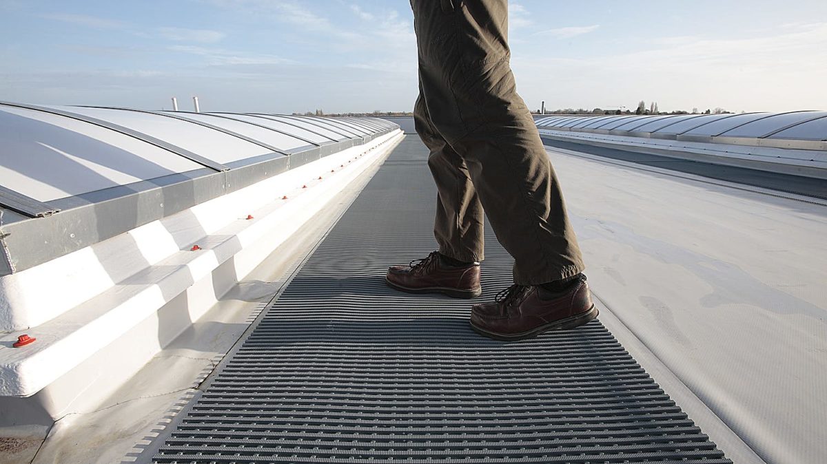 Crossgrip-PVC-07 mata dachowa, mata na dachy, mata crossgrip pvc, mata plastex polska, greting, podest przemysłowy, greting na dach