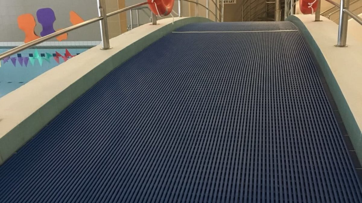 Heronrib-04 samodrenująca mata, mata basenowa, mata do przestrzeni okołobasenowych, mata antypoślizgowa, mata do siłowni